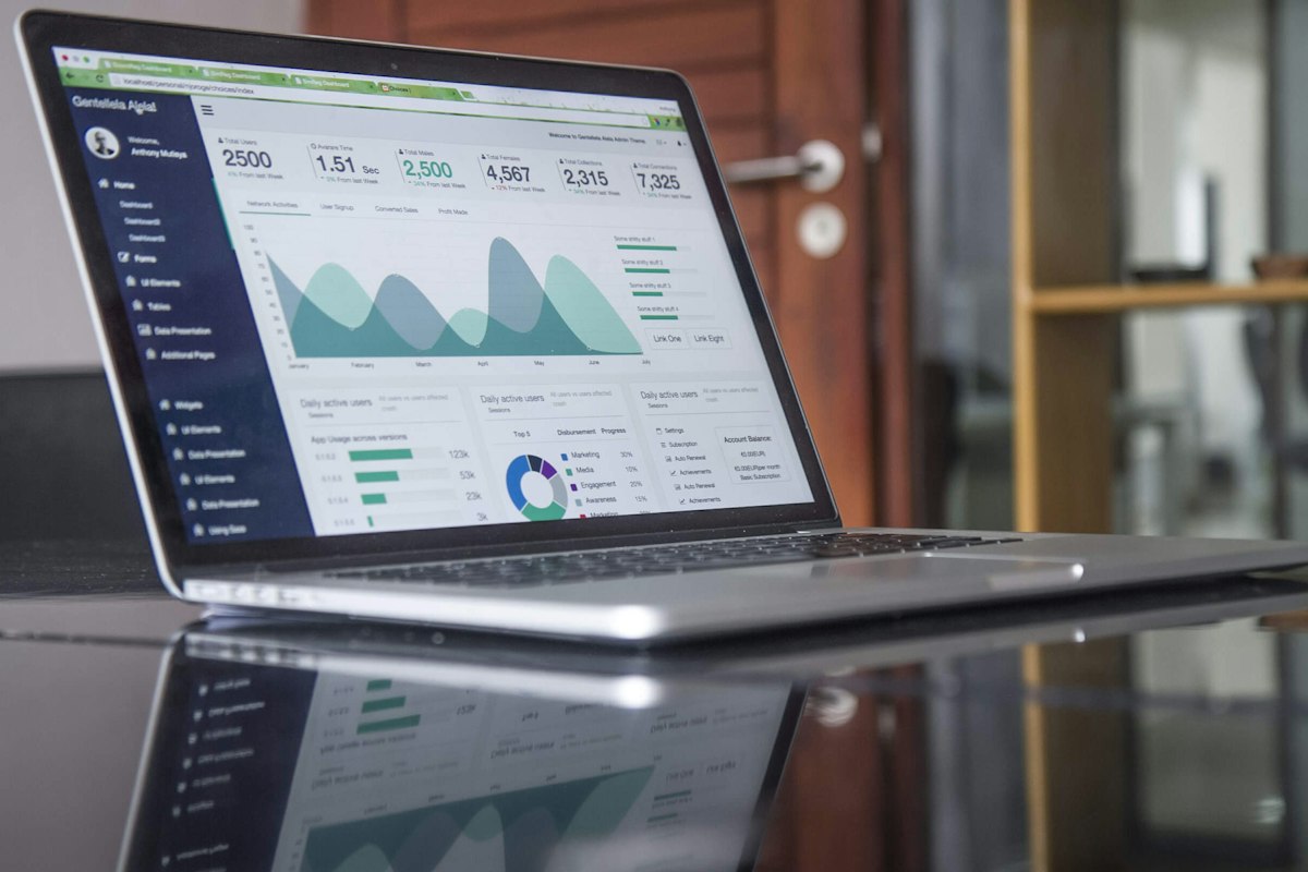 Laptop con dashboard di analisi di un'app