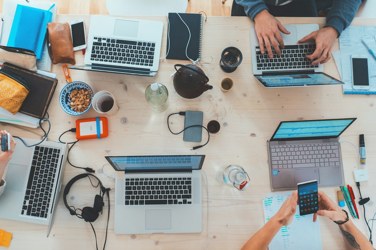 Tavolo di lavoro con laptop, tablet e smartphone